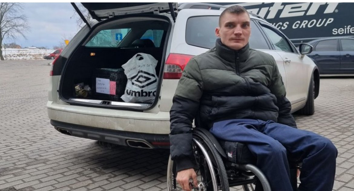Jeździł po ludzi do Lwowa, na granicę zawiózł jedzenie. Pomaga uchodźcom z niepełnosprawnościami
