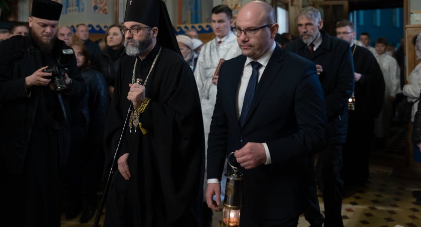 Święty Ogień w przeddzień Zmartwychwstania Pańskiego dotarł do Polski