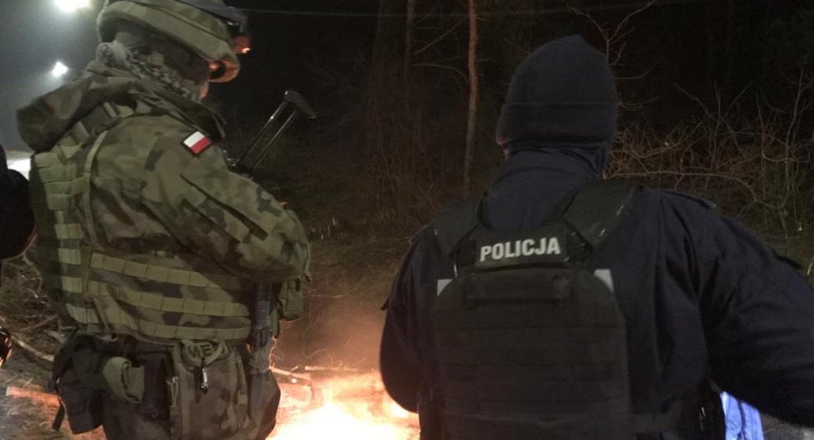 Komu i dlaczego pomagają aktywiści spod granicy? Wydaje się, że najbardziej przemytnikom ludzi i sobie samym. W tle duże pieniądze