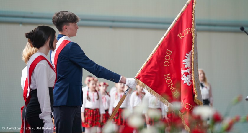Nowy sztandar został nadany szkole podstawowej nr 24 w Białymstoku