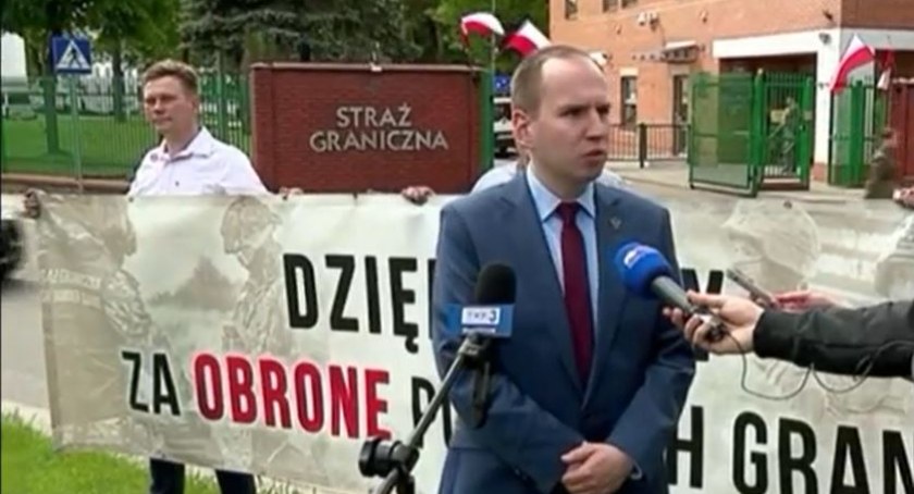 Za ofiarną służbę dziękował strażnikom granicznym wiceminister Adam Andruszkiewicz z członkami swojego stowarzyszenia