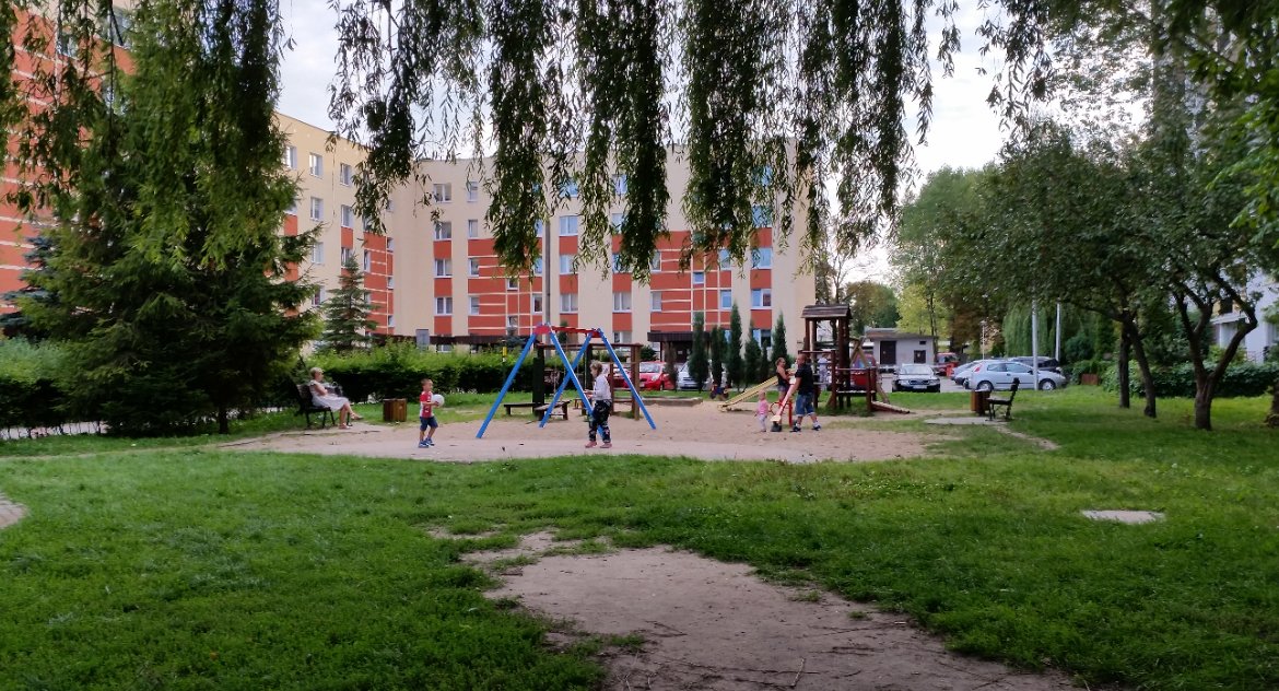 Pod klatkami schodowymi ma nie być „autostrady”. Przynajmniej na razie