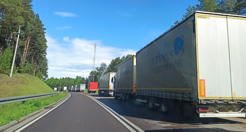 Do odprawy granicznej w Bobrownikach znów ustawia się coraz dłuższa kolejka ciężarówek
