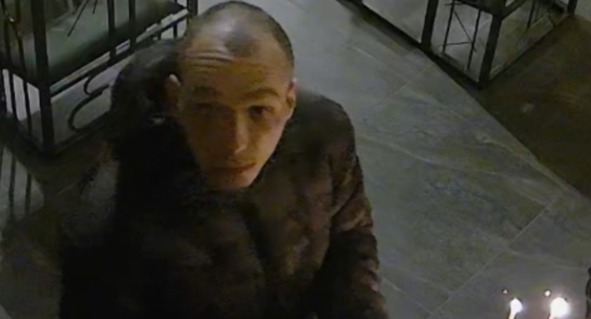  Znasz go? Policja szuka złodzieja - okradł mieszkanie na Wysokim Stoczku