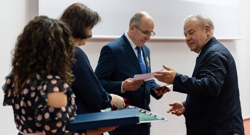Mirosław Wnorowski z Odznaką Honorową Województwa Podlaskiego na 100-lecie białostockiego urzędu miar