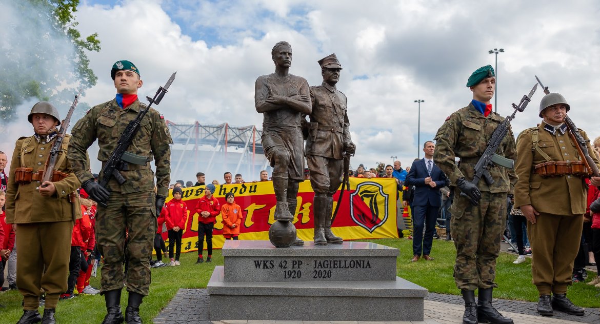 Protoplaści Jagiellonii stanęli na pomniku pod Stadionem Miejskim