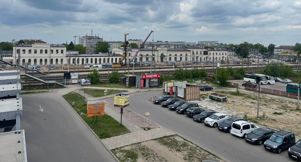 Dworzec PKS i PKP dzieli około 100 metrów. Ale teraz dostać się z jednego na drugi to koszmar