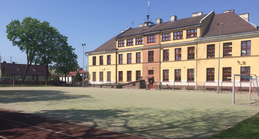 Rodzice nie zgadzają się aby tenisowe korty przy szkole poszły w ręce prywatne