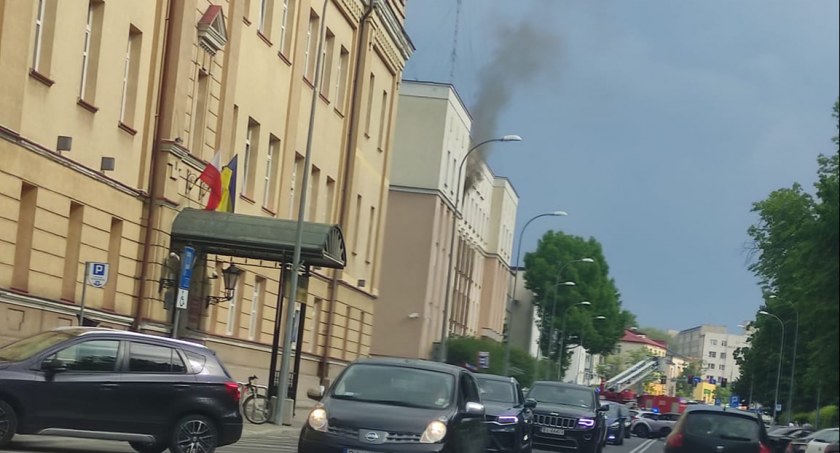 Pięć zastępów Straży Pożarnej gasiło pożar w Urzędzie Wojewódzkim. Spaliło się jedno pomieszczenie