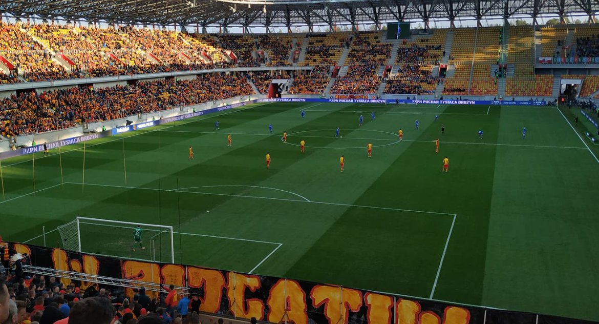 Tylko ze względu na kibiców Jagiellonia gra mecze na stadionie miejskim. Warunki wynajmu obiektu nazywa absurdem