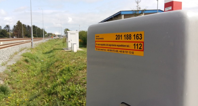 Żółte naklejki na przejazdach kolejowych służą bezpieczeństwu już ponad cztery lata