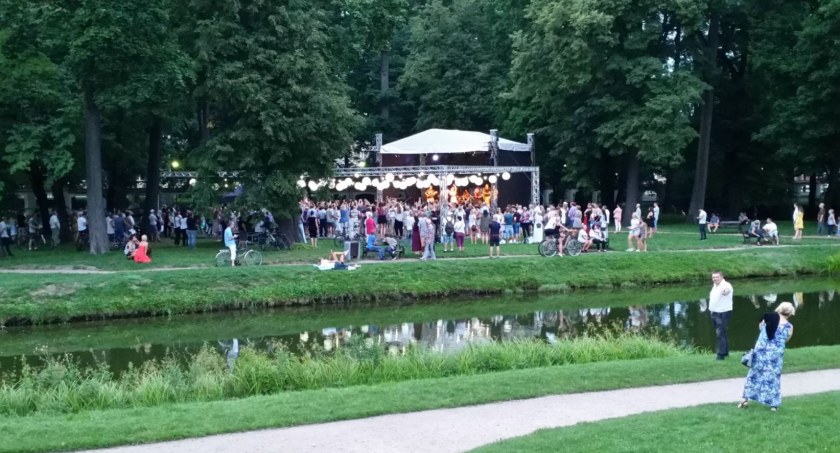 Potańcówka w Ogrodach Branickich. Niedziela z muzyką na żywo w plenerze
