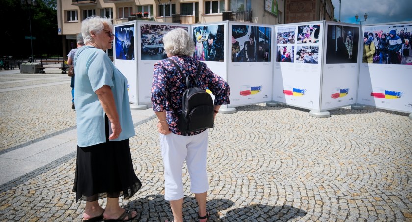 Na Rynku Kościuszki w Białymstoku można obejrzeć wystawę plenerową poświęconą uchodźcom