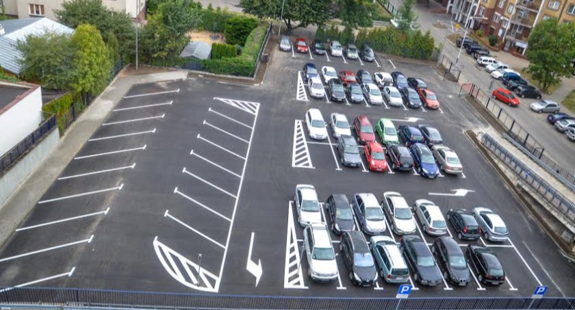 Jeśli jedziesz autem do urzędu miejskiego załatwić sprawę, kieruj się od razu na dolny parking