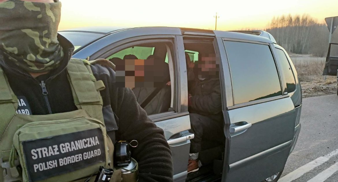 Za przerzucenie nielegalnego migranta z Rosji do Polski trzeba zapłacić nie mniej niż 7 tys. dolarów. Na Litwę już nieco drożej