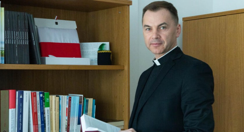 Kuria zawiesza księdza Andrzeja Dębskiego w wykonywaniu obowiązków. W tle obsceniczne nagrania i propozycje seksualne