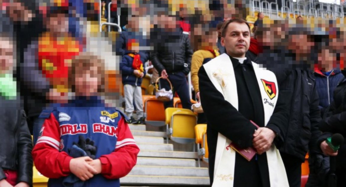 Współpracę z księdzem Dębskim zakończyły media. Kończy współpracę również Jagiellonia. Arcybiskup pozbawił go nawet noszenia szat duchownych