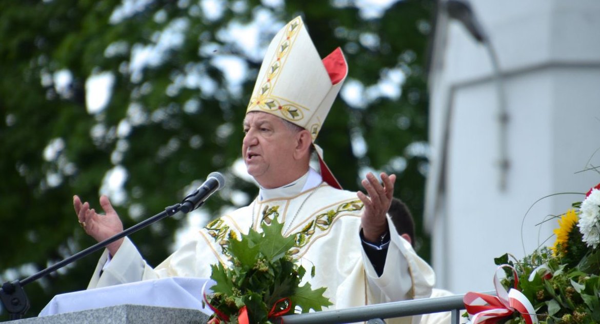 Arcybiskup Guzdek przeprosił wiernych za zachowanie księdza Andrzeja Dębskiego