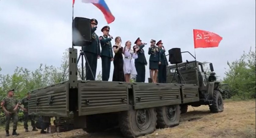 Rosja to jednak stan umysłu, albo bez umysłu… Zobaczcie jak buduje morale swoich żołnierzy [WIDEO]