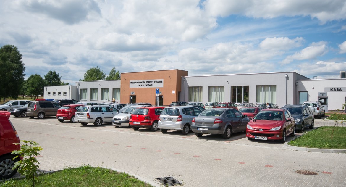 Przelew, przekaz, gotówka. Dlaczego MOPR wypłaca pieniądze w tak odległych od siebie terminach?