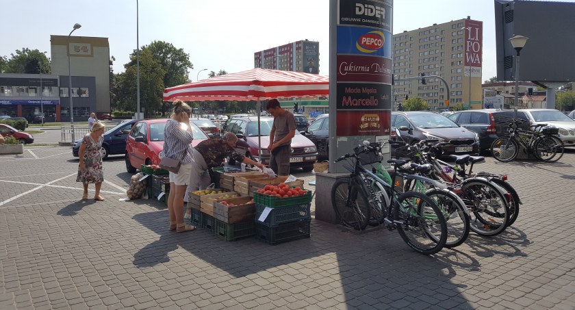 Letnie ryneczki to dobre miejsca do robienia zakupów, ale do zarabiania tam pieniędzy już mniej