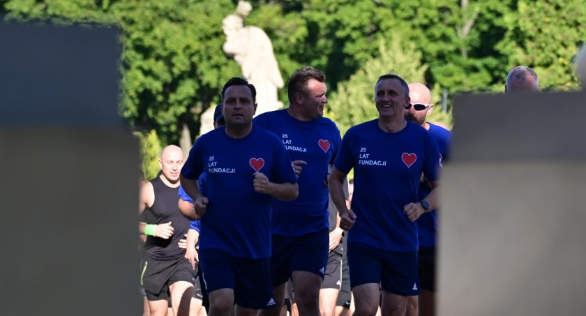 Podlascy policjanci pobiegli w wyjątkowym biegu charytatywnym. Pobiec może teraz każdy z was