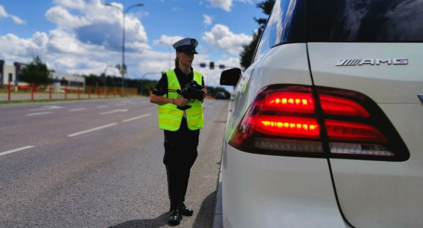 Oprócz tego, że miała zakaz prowadzenia pojazdów, to miała jeszcze prawie dwa promile i wiozła dzieci