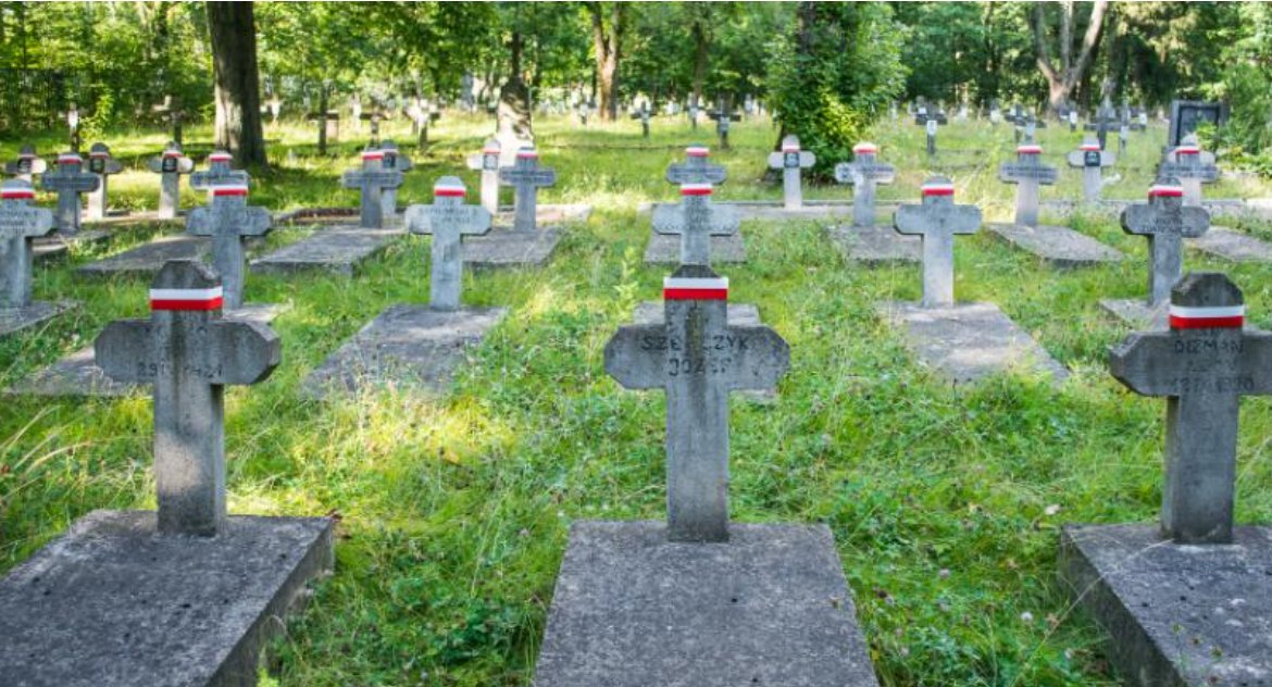 Mogiły na Cmentarzu Wojskowym w Białymstoku popadają w ruinę