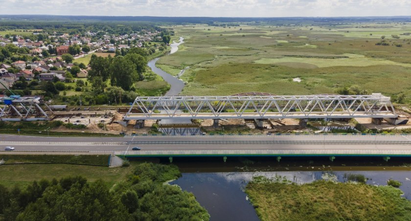 W Uhowie montowane są nowe mosty kolejowe. Rail Baltica wchodzi w kolejny etap budowy