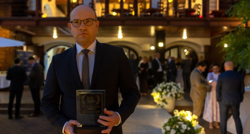 Marszałek Artur Kosicki z nagrodą „Złotej Kamery” Telewizji w Polsce