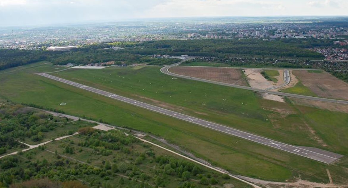 Decyzja środowiskowa w sprawie pasa startowego na Krywlanach nie została unieważniona. GDOŚ uznał, że nie ma znaczenia ile drzew się wytnie