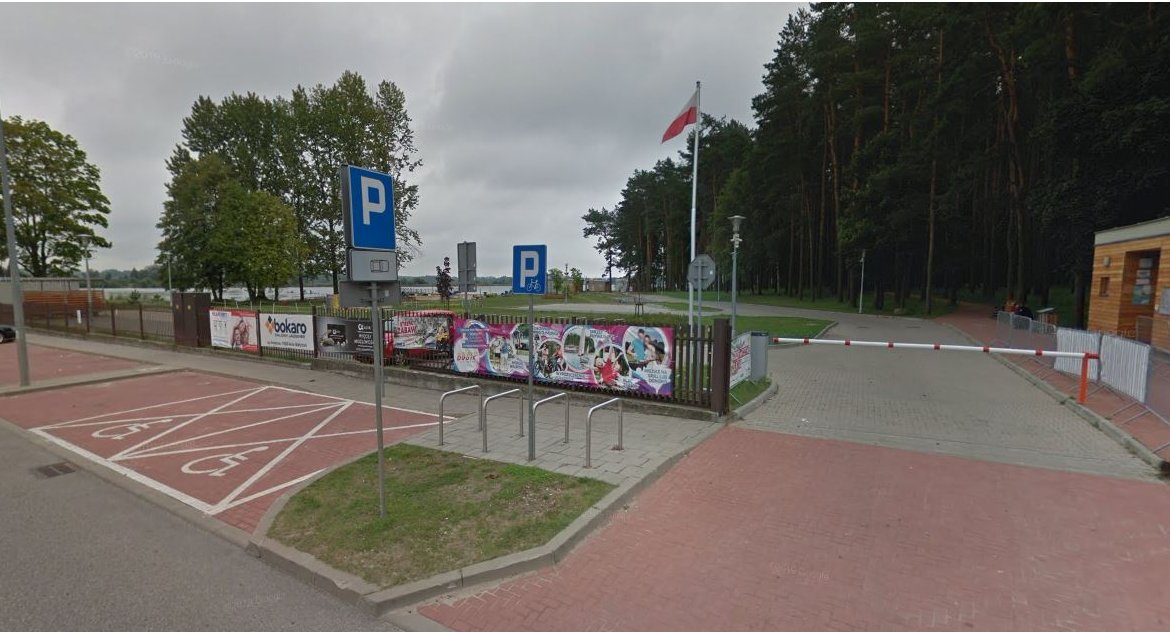 Niepełnosprawni na plaży Dojlidy muszą płacić za parkowanie. Miasto Białystok nie potrafi rozwiązać problemu, które samo stworzyło