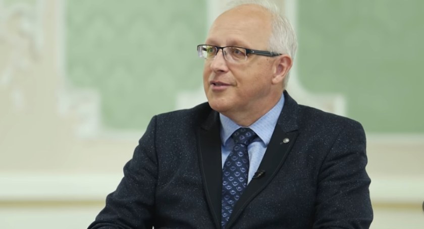 Prof. Flisiak z Białegostoku apeluje, aby ze szczepieniami nie czekać. Koronawirus goni