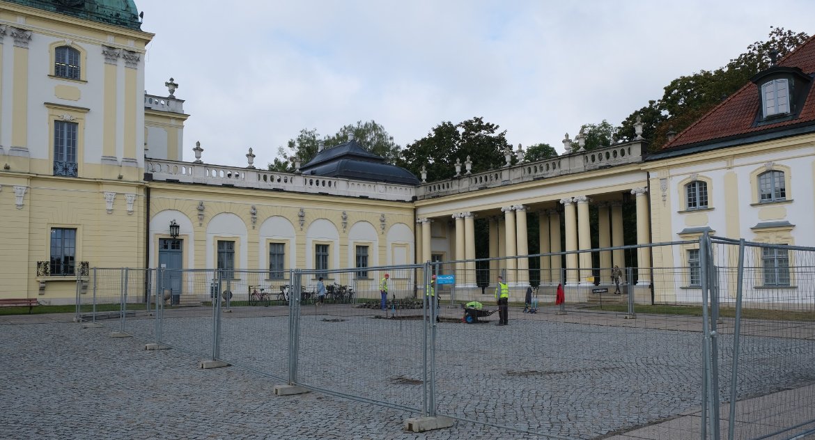 Na dziedzińcu Pałacu Branickich od kilku dni prowadzone są prace archeologiczne