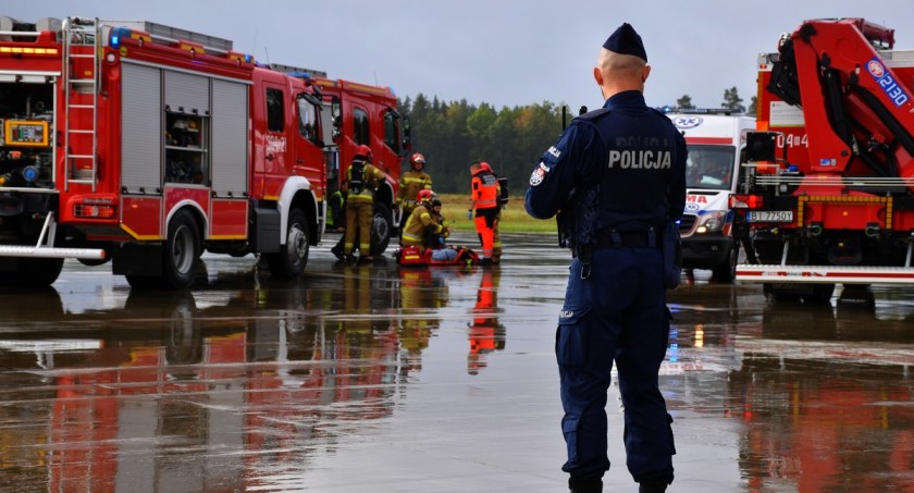 Samochód zderzył się z samolotem na Krywlanach. Na szczęście to tylko ćwiczenia