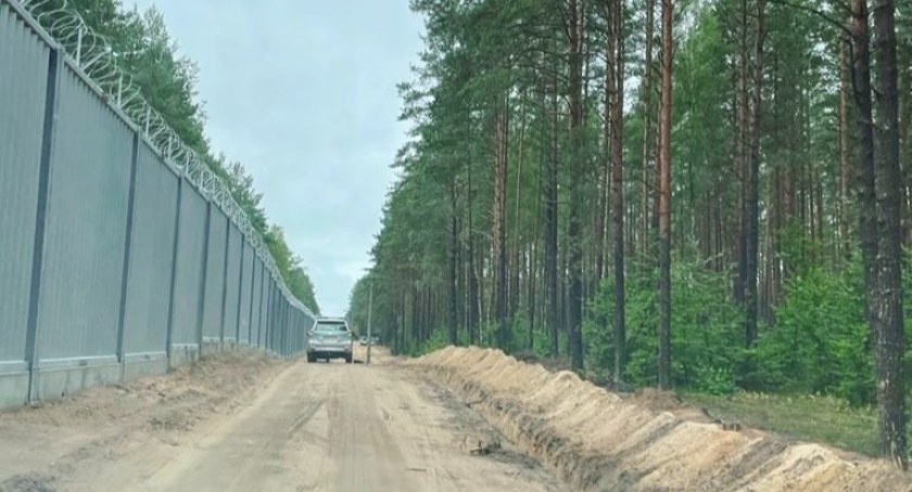 „Nielegalne przedostanie się do Polski jest obecnie niemożliwe”. Budowa zapory na granicy z Białorusią ukończona