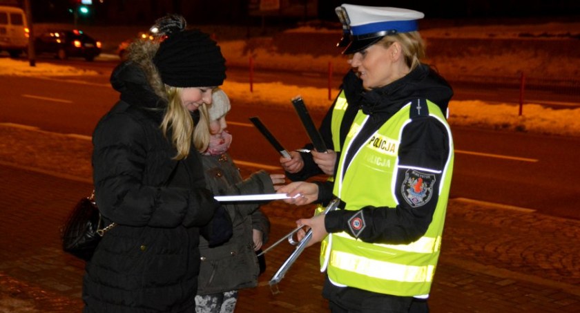 Policja zachęca do tego aby świecić przykładem