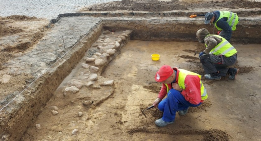 Na dziedzińcu Pałacu Branickich końca dobiegają prace archeologiczne