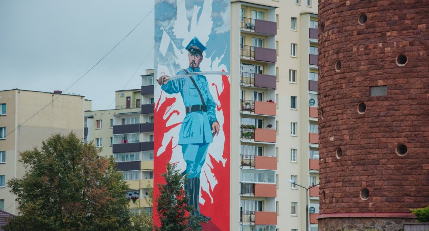 Na ścianie bloku przy ulicy Porzeczkowej pojawił się mural z wizerunkiem generała Hallera