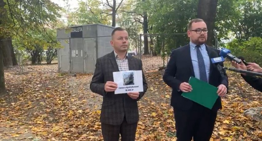 Wicemarszałek i radny o nowym szalecie: To jawna kompromitacja władz miasta