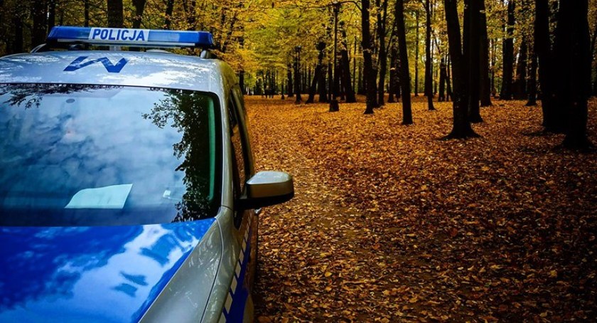 Lato za nami a to oznacza zmienne warunki drogowe. Policjanci przypominają, że trzeba już jeździć ostrożniej
