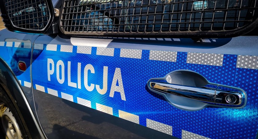 Mężczyzna chcąc uniknąć kontroli usiłował potrącić policjanta