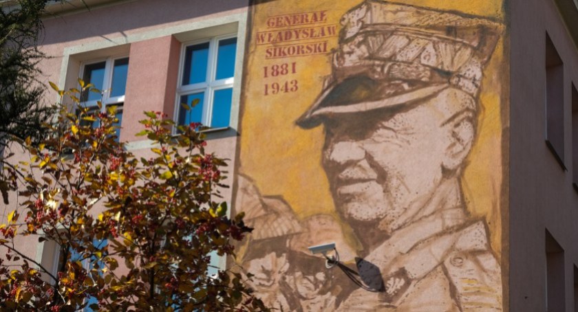 Na budynku szkoły przy ulicy Leśnej widnieje mural gen. Władysława Sikorskiego