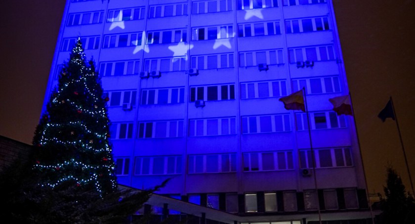 Prezydent miał pieniądze na podświetlanie budynków z różnych okazji. Na grafikę w obronie życia pieniędzy mu zabrakło