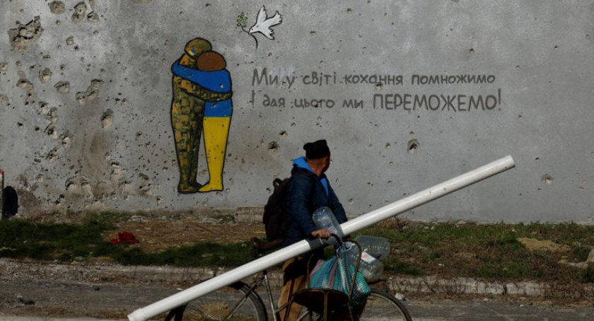 Ewakuacja ludności cywilnej z okupowanych terenów na Ukrainie może być utrudniona z powodu wprowadzenia przez Rosję stanu wojennego