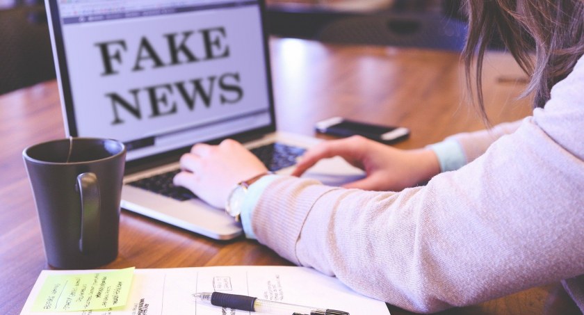 Dla zbyt wielu Polaków fake newsy są źródłem informacji. Potrzebna jest edukacja w zakresie dezinformacji