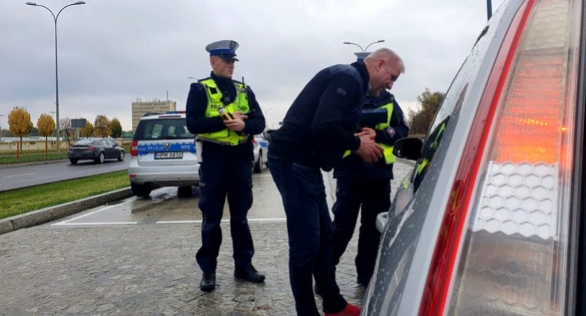 Jarosław Kazberuk z policjantami z drogówki przekonywali kierowców, że ulica to nie tor wyścigowy