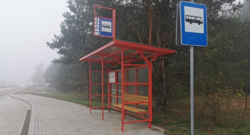 Wiaty przystankowe na ulicy 42 Pułku Piechoty. Ponad 4 lata zajęło władzom Białegostoku ich ustawienie
