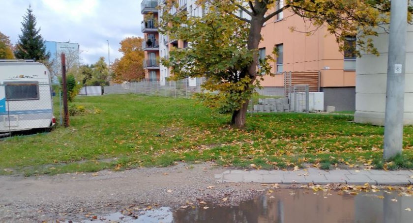 Ciąg pieszy zagrodzony płotem. Aby to zmienić białostoczanie z osiedla Antoniuk muszą czekać co najmniej do nie wiadomo kiedy