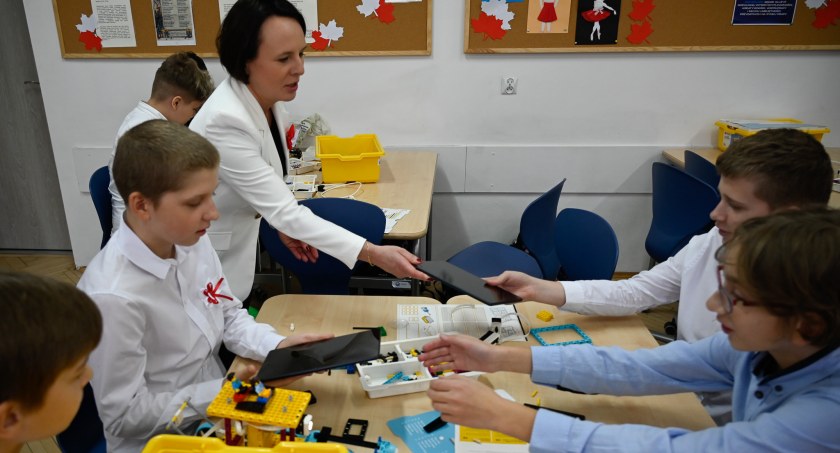 Do białostockich szkół trafi ponad 650 tabletów. Pierwsze tablety zostały już przekazane